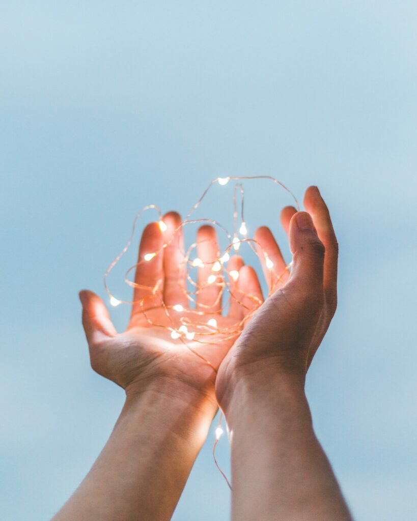 de la lumière au coeur de deux mains tendues