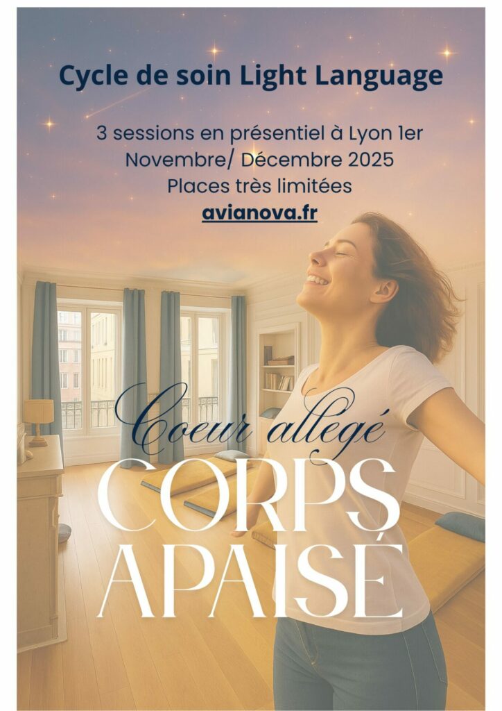 Affiche du cycle de soin Light Language « Cœur allégé, Corps apaisé », trois sessions en présentiel à Lyon en novembre et décembre 2025, avec une femme souriante accueillant la lumière dans une salle chaleureuse.