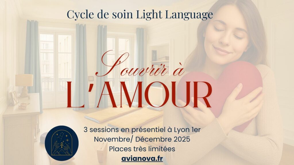 Affiche du cycle de soin Light Language « S’ouvrir à l’Amour », trois sessions en présentiel à Lyon en novembre et décembre 2025, avec une femme souriante serrant un grand cœur rouge contre elle dans une atmosphère douce et lumineuse.