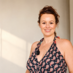 Portrait de Sabrina, fondatrice d’A Via Nova, dans une lumière chaleureuse, illustrant un article sur le retour à soi et la souveraineté intérieure.