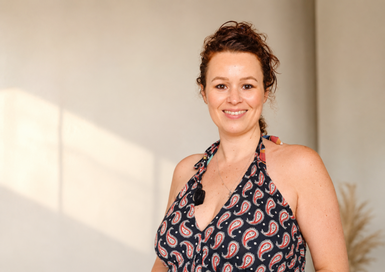 Portrait de Sabrina, fondatrice d’A Via Nova, dans une lumière chaleureuse, illustrant un article sur le retour à soi et la souveraineté intérieure.
