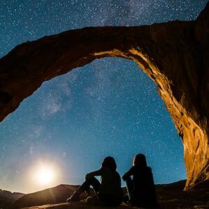 Deux personnes qui regardent les étoiles ensemble